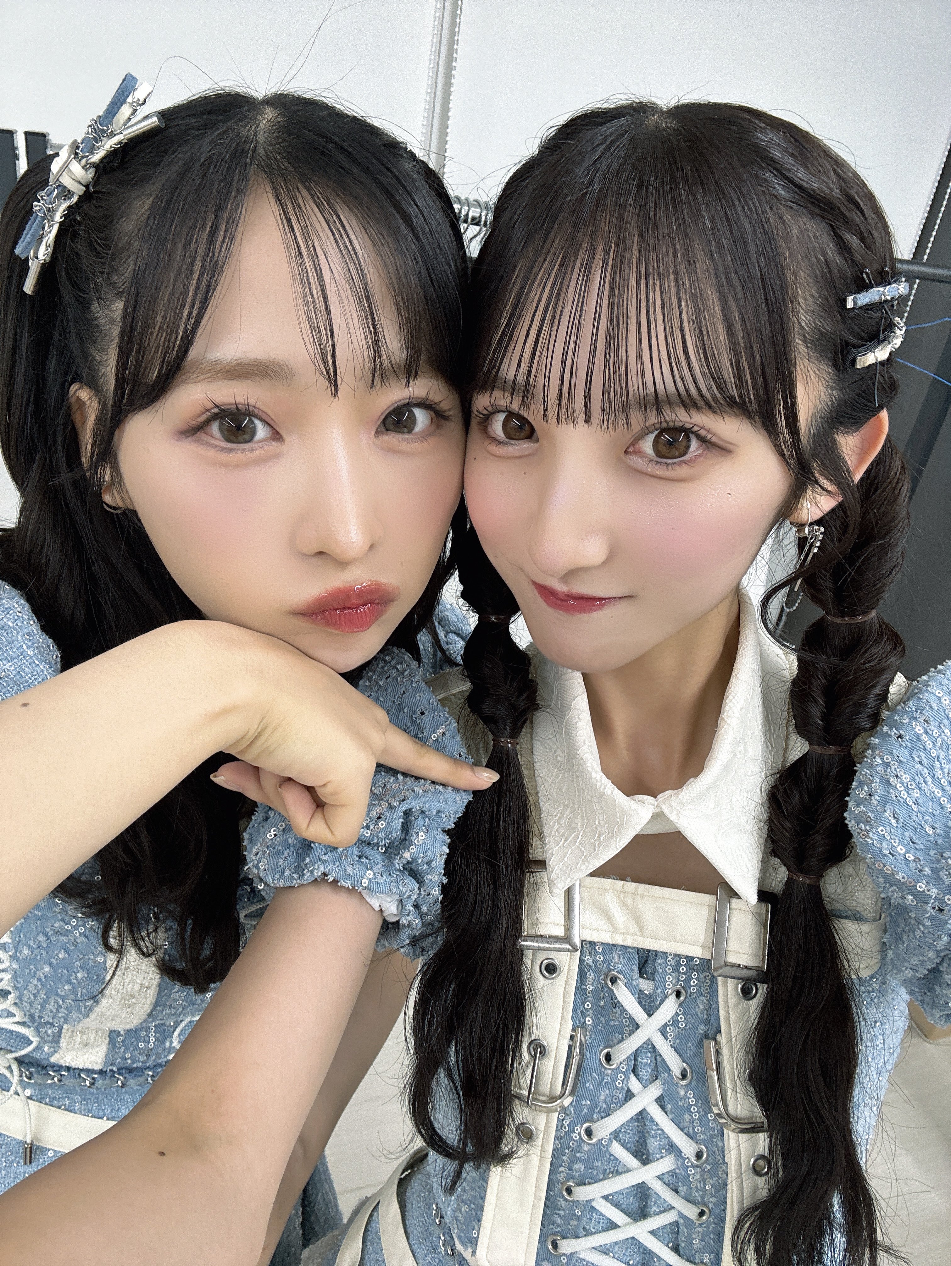 小栗有以と長友彩海の写真